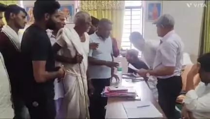 नीम का थाना: नीमकाथाना के मावंडा कला के ग्रामीणों ने ओवरलोड डंफरों के संचालन के खिलाफ उपखंड अधिकारी को सौंपा ज्ञापन