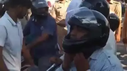 रुधौली: रुधौली थाना प्रभारी ने बाइक चालकों में हेलमेट का वितरण कर यातायात नियमों के प्रति किया जागरूक