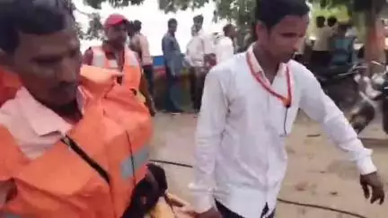 सैदपुर: बूढ़ेनाथ महादेव घाट पर बाढ़ में ध्वस्त हुए मकान से 4 लोगों के दबने पर टीम ने किया रेस्क्यू, मॉकड्रिल को लोगों ने सराहा