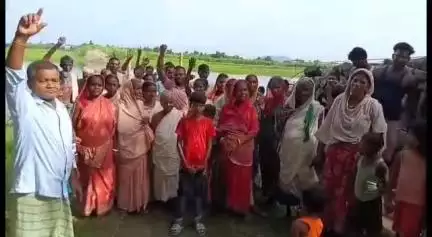 কলগাছিয়া: কলগাছিয়াত জনতা বজাৰৰ পৰা মজিদ ভিটালৈ যোৱা বেকী নদীৰ মৰা সুতিৰ ওপৰত এখন দলং নিৰ্মাণৰ দাবীত ৰাইজৰ প্ৰতিবাদ