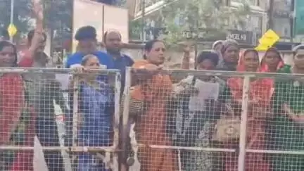 छिंदवाड़ा नगर: गाँगी वाड़ा में निजी स्कूलों को बंद करने की मांग, सरपंच और ग्रामीणों ने सौंपा ज्ञापन