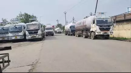 कोईलवर: गिधा इंडस्ट्रियल एरिया में सड़क के दोनों किनारे बड़े वाहनों के खड़ा होने से यात्रियों की बड़ी परेशानी #jansamasya