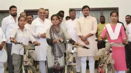 रामपुर: सेवक कार्यालय में नगर विधायक आकाश सक्सेना ने इंटरमीडिएट में अच्छे अंक लाने वाली छात्राओं को मुफ्त में साइकिलें बांटी