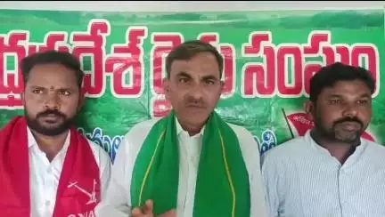 శింగనమల: సూపర్ సిక్స్ పథకాల్లో భాగంగా అన్నదాత సుఖీభవ కింద వెంటనే రైతులు ఖాతాలోకి డబ్బులు జమ చేయాలని సింగనమల మండల రైతు సంఘం నాయకుల