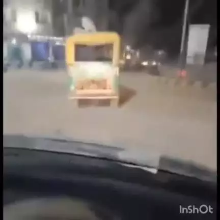 ग्वालियर गिर्द: ग्वालियर: चलती ऑटो की छत पर स्टंट कर रहा था युवक, वीडियो वायरल