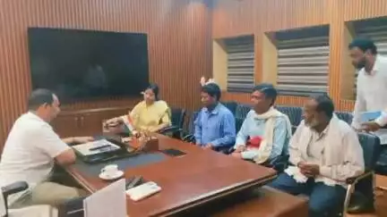 दुलमी: उरबा गांव के रजिस्टर टू को लेकर ग्रामीणों ने विधायक ममता देवी के नेतृत्व में रांची में भू-राजस्व मंत्री से की मुलाकात