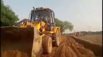 फतेहपुर: सातों धरमपुर में प्रधान पर मिट्टी खनन कर चक रोड निर्माण का आरोप, DM से की गई शिकायत, हस्वा विकास खंड का मामला