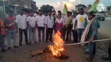 पथरगामा: पथरगामा गांधीग्राम में जेएलकेएम जिला कमेटी ने मांडू विधायक का पुतला दहन किया