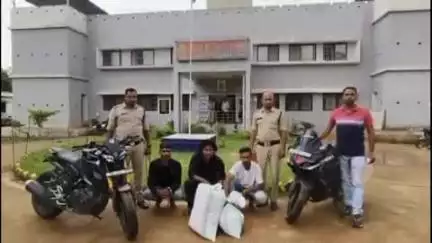 राजिम: फिंगेश्वर पुलिस ने अंतरजिला महासमुंद के तीन आरोपियों को 12 किलो ग्राम गांजा मादक पदार्थ के साथ किया गिरफ्तार