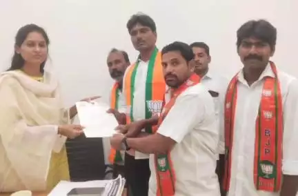 శింగనమల: సింగనమల మండల కేంద్రంలోని సిసి రోడ్లు డ్రైనేజీ సమస్యలను పరిష్కరించాలని బిజెపి కో కన్వీనర్ శ్రీనివాస్ రెడ్డి ఎమ్మెల్యే విన