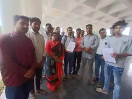 अलीराजपुर: शिक्षकों ने संस्कृत विषय अनिवार्य करने के लिए शिक्षामंत्री और मुख्यमंत्री के नाम कलेक्टर को सौंपा ज्ञापन