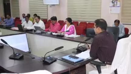 अशोक नगर: कलेक्ट्रेट सभाकक्ष में कलेक्टर की अध्यक्षता में स्वास्थ्य विभाग की समीक्षा बैठक आयोजित