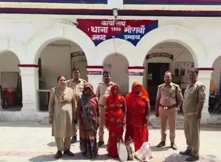 पुरवा: आबकारी प्रभारी ने गौरी, करदहा, छोटीखेड़ा में दबिश देकर 3 अभियुक्ताओं को किया गिरफ्तार, 42 लीटर कच्ची शराब बरामद