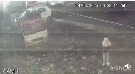 सूरजपुर: साधुराम सेवाकुंज के समीप चार पहिया गैरेज में चोरी के बाद सीसीटीवी में उठक-बैठक करते चोर का वीडियो वायरल