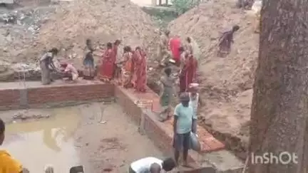 हसपुरा: अमझरशरीफ पंचायत के बरैलीचक बांधी स्थित तालाब में श्रमदान से छठ घाट का निर्माण हो रहा है