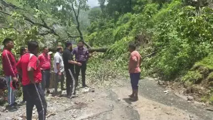 देवाल: देवाल ब्लॉक के ग्राम खेता मानमती के भौरियाबगढ़ में बादल फटने से हुए नुकसान का उप जिलाधिकारी पंकज भट्ट ने किया निरीक्षण