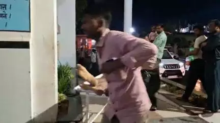 छतरपुर नगर: शिवराजपुर में खेत पर आकाशीय बिजली गिरने से एक की मौत, तीन घायल, ज़िला अस्पताल में भर्ती