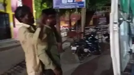 सीतापुर: ढलिया ग्राम पंचायत के पास तेज रफ्तार दो मोटरसाइकिलों की जोरदार टक्कर में तीन लोग गंभीर रूप से घायल हुए