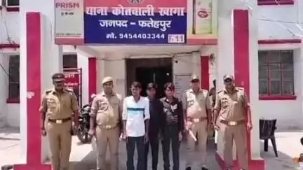 फतेहपुर: खागा के धरमंगतपुर गांव में तमंचे पर डिस्को करने वाले तीन युवकों को गिरफ्तार, अवैध असलहा और जिंदा कारतूस बरामद