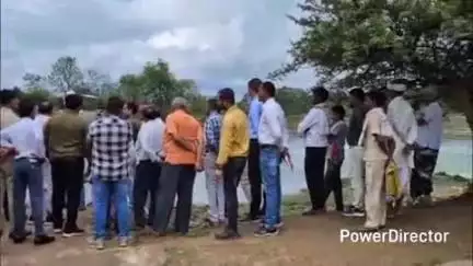 नैनपुर: अनविभागीय अधिकारी आशुतोष ठाकुर ने ग्राम टाटरी में तालाब का निरीक्षण किया और स्कूल में वृक्षारोपण किया