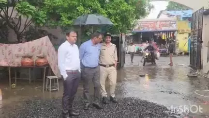 विदिशा नगर: गुरुवार दोपहर 3:00 बजे शहर में जलभराव होने पर एसडीएम, नगर पालिका सीएमओ और तहसीलदार ने किया दौरा