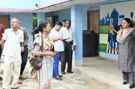 चतरा: उपायुक्त कीर्तिश्री ने पकड़िया स्थित वृद्धा आश्रम का औचक निरीक्षण किया, कई निर्देश दिए