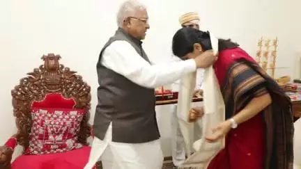बैरसिया: भोपाल: राजभवन में राज्यपाल मंगूभाई पटेल से मिलीं केंद्रीय मंत्री अनुप्रिया पटेल
