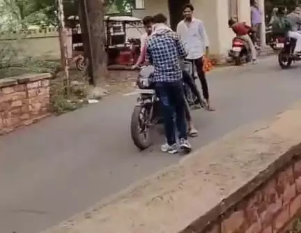 ग्वालियर गिर्द: ग्वालियर: ऐतिहासिक किले पर बदमाशों का आतंक, हाथ में कट्टा लेकर युवक बदमाशी करते दिखे