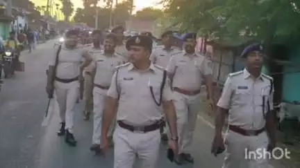 बांका: नगर परिषद चुनाव से पहले बांका शहर में पुलिस ने किया फ्लैग मार्च