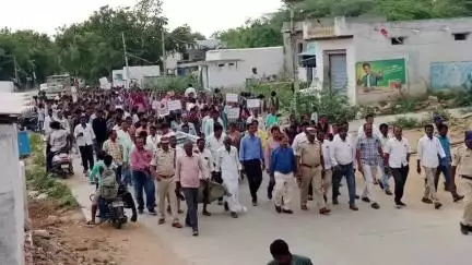 శింగనమల: సింగనమల మండల కేంద్రంలో డ్రగ్స్ కు బారిన పడకుండా దూరంగా ఉండాలని సీఐ కల్లుట్లయ్య సూచించారు