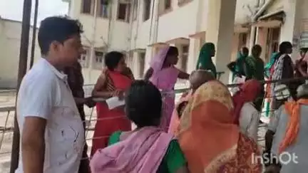शंभूगंज: शंभूगंज प्रखंड के आरटीपीएस काउंटर पर जीवन प्रमाणन के लिए उमड़ी पेंशनधारियों की भीड़, पुलिस तैनात