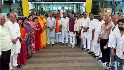वल्लभनगर: डबोक एयरपोर्ट पर भाजपा के प्रदेश प्रभारी राधा मोहन अग्रवाल का स्वागत किया गया, विधायक डांगी सहित भाजपा नेता रहे मौजूद