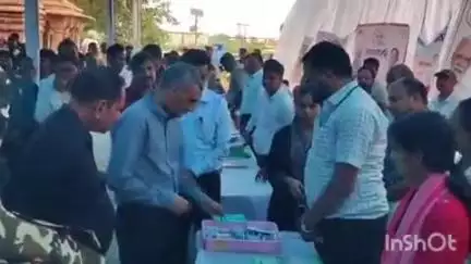 नवागढ़: सहसपुर में समाधान शिविर में कलेक्टर और विधायक ने विभागीय स्टॉल का किया निरीक्षण