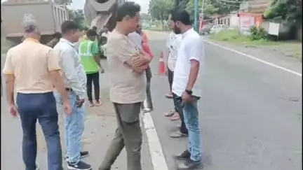 कुडू: कुडू प्रखंड में सांसद प्रतिनिधि लाल बिकास नाथ साहदेव ने अतिक्रमण हटवाया, सड़क की साफ-सफाई और गड्ढे भरवाए