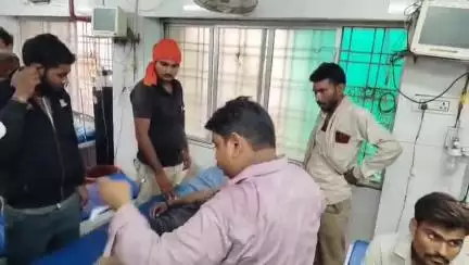 महोबा: महोबा से सटे ज्योराहा गांव में आकाशीय बिजली की चपेट में आकर किसान हुआ जख्मी, महोबा जिला अस्पताल में भर्ती कराया गया