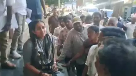 నంద్యాలలో మురుగు కాలువ పై కూర్చుని ప్రజల సమస్యలు తెలుసుకున్న ఎంపీ డాక్టర్ బైరెడ్డి శబరి # సోషల్ మీడియాలో వీడియో వైరల్