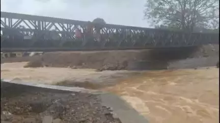 വെെത്തിരി: സംരക്ഷണഭിത്തിക്ക് വിള്ളൽ, ഉരുൾ ദുരന്ത മേഖലയിൽ സൈന്യം നിർമ്മിച്ച ബെയ്ലി പാലം അടച്ചു