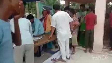 बंजरिया: गोखुला बाजार पर गुरुवार को स्वास्थ्य शिविर में कुल 175 मरीजों की जांच कर उन्हें दवा दी गई