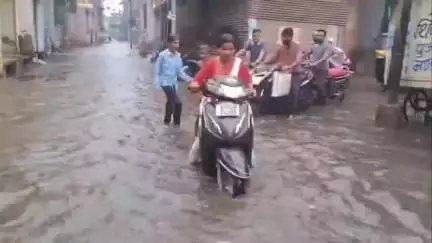 बुरहानपुर: बुरहानपुर में बारिश से सड़कें बनी नदी-तालाब, रत्नापुर गांव के स्कूल में घुसा पानी; वीडियो वायरल