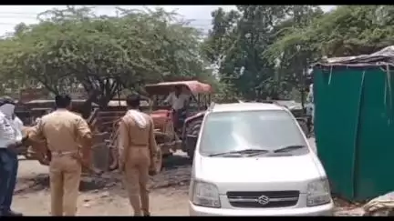 मऊरानीपुर: अंबेडकर चौराहे के पास रेलवे कॉलोनी के बाहर चार दिन से खड़ी अज्ञात कार, मौके पर पहुंची ट्रैफिक पुलिस ने किया सीज़