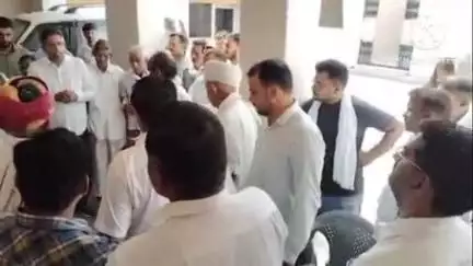 नावां: मुआना के महात्मा गांधी विद्यालय के निर्माण की राशि स्वीकृत होने पर ग्रामीणों ने विजय सिंह चौधरी का आभार जताया