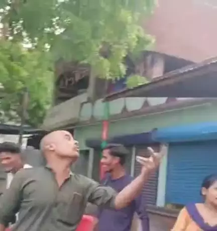 उन्नाव: शहर के गांधी नगर में बिजली के पोल का स्थानीय लोगो ने जताया विरोध #jansamasya