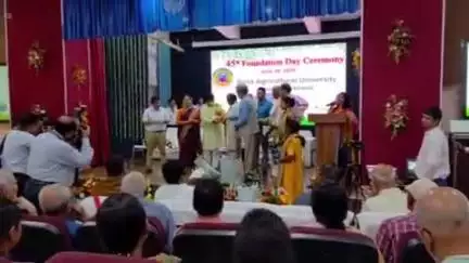 महेशपुर: डेयरी उत्पादन के लिए दीपक सिंह को झारखंड की मंत्री नेहा शिल्पी तिर्की ने किया सम्मानित