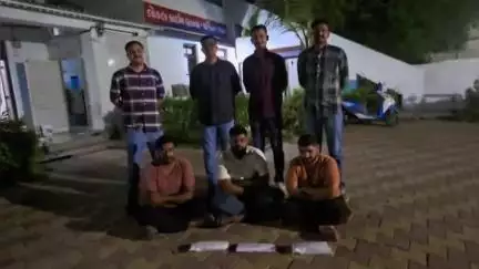 ભુજ: મોટાપીર રોડ નજીક ચીટીંગ કરવાની ટેવ વાળા ત્રણ ઈસમો 2.90 લાખ રોકડ સાથે ઝડપાયા
