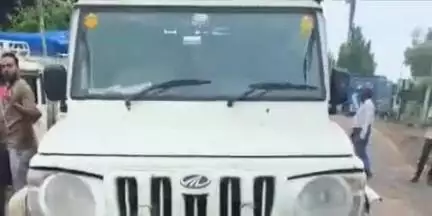नौगांव: नौगांव मऊ सहानिया में रॉन्ग साइड से आई पिकअप ने बेटे के सामने बुजुर्ग मां को कुचला