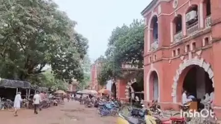 পুরুলিয়া ২: সামান্য বৃষ্টিতে হাঁটু সমান জল পুরুলিয়ার জেলা আদালতে সমস্যায় পড়েন সাধারণ মানুষ থেকে আইনজীবীরা #jansamasya
