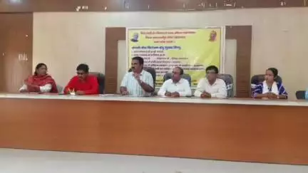 नौतनवा: लक्ष्मीपुर ब्लॉक सभागार में संचारी रोग नियंत्रण और दस्तक अभियान को सफल बनाने की रणनीति बनी