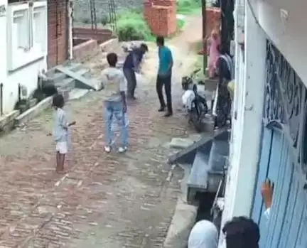 जसपुर: नई बस्ती में एक युवक को पड़ोसियों ने डंडों से मारा, सोशल मीडिया पर वीडियो हुआ वायरल