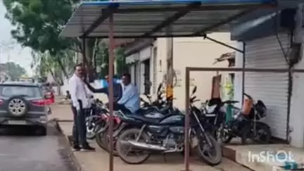 सिवनी मालवा: सिवनी मालवा में फुटपाथ पर अतिक्रमण से नागरिक परेशान, सीएमओ बोले- अतिक्रमण हटाने के लिए अभियान चलाया जाएगा