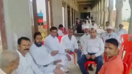 बुढ़ाना: बुढाना तहसील की सफीपुर पट्टी में प्रधान पद के प्रत्याशी इसरार ने लोगों से किया जनसंपर्क